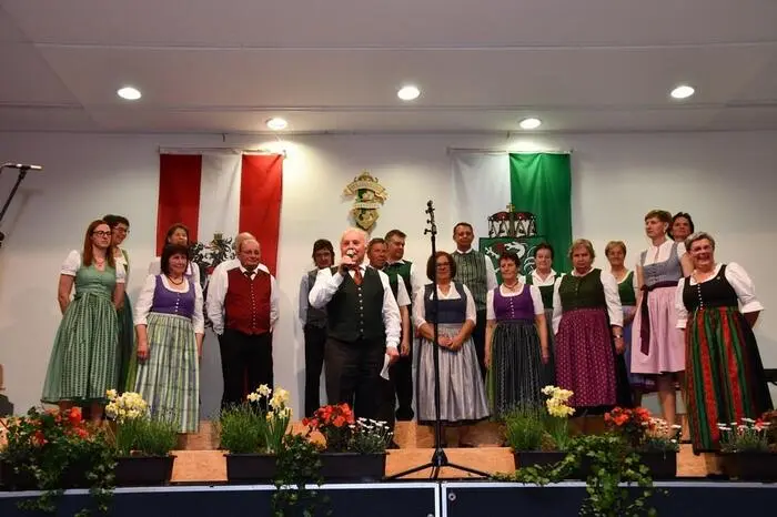 Gastgeber war der „Oberwölzer Sänger Verein“, der seit 1861, also seit 165 Jahren, besteht. Beim Bezirkssingen überreichte Bezirksobmann Gert Rundhammer an Obfrau Eva Freudenberger und Chorleiterin Ilse Schmalzer eine Ehrenurkunde des Chorverbandes. 