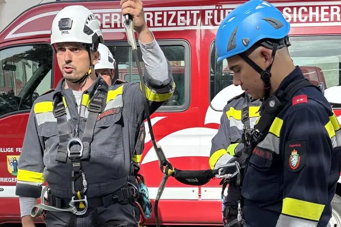 Das Übungsszenario stellte die Mannschaften vor eine anspruchsvolle Aufgabe: Eine Person war beim Aufstieg über eine Zustiegsleiter verunfallt und hing nach dem Sturz in ihrem mitlaufenden Sicherungsgerät