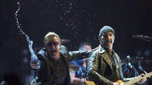 Bono (links) und The Edge bei einem Auftritt in Vancouver im Jahr 2015