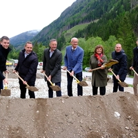 Beim Spatenstich (von links nach rechts): David Pucher (Bauleiter Kostmann GesmbH), Michael Kawrza (Fachbereichsleiter Baubezirksamt Lienz), Johannes Nemmert (Leiter Baubezirksamt Lienz), Christian Molzer (Landesbaudirektor), Landeshauptmann Anton Mattle, Erika Rogl (Bürgermeisterin Kals am Großglockner), Günter Guglberger (Vorstand Abteilung Landesstraßen und Radwege Land Tirol), Lukas Blaas (Projektleiter Brücken- und Tunnelbau Land Tirol)