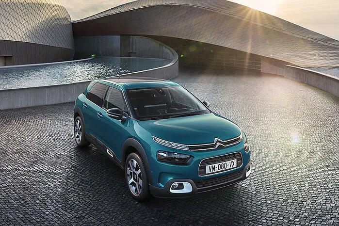 Von den Außenmaßen her (Länge 4,17 m, Breite 1,71 m) kehrt der neue C4 Cactus in die Welt der Kompaktlimousinen zurück. Der Radstand von 2,60 Metern bürgt für ein ordentliches Platzangebot.