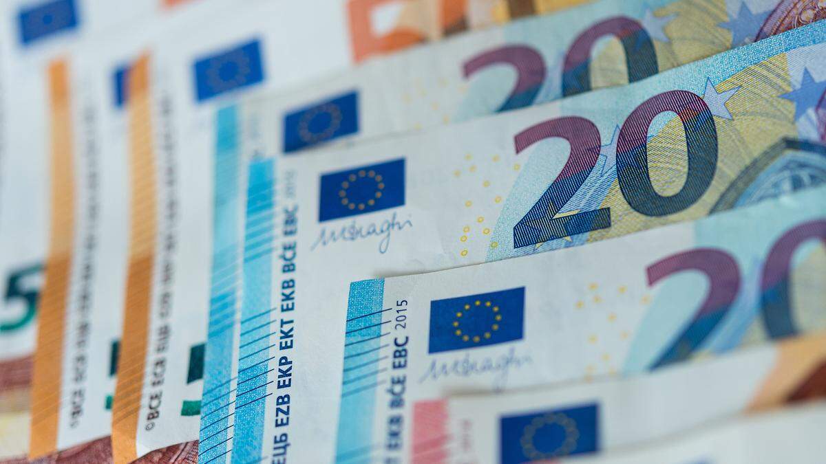 Bild zeigt ein Bündel Euro-Scheine | Nichts wurde es für den Täter mit der Beute