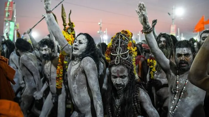 Mit einem Bad tausender Pilger in als heilig geltenden Gewässern hat das größte religiöse Festival der Welt, "Kumbh Mela", begonnen.