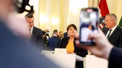 Kameras sind auf Manuela Khom (ÖVP) und Mario Kunasek (FPÖ) gerichtet