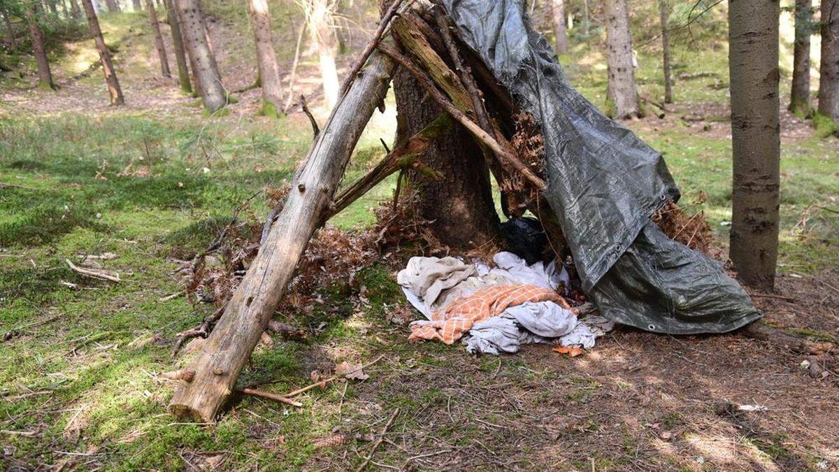 Der 32-jährige rumänische Staatsbürger hat den Polizisten erzählt, dass er etwa einen Monat in dem Wald oberhalb von Krumpendorf lebte