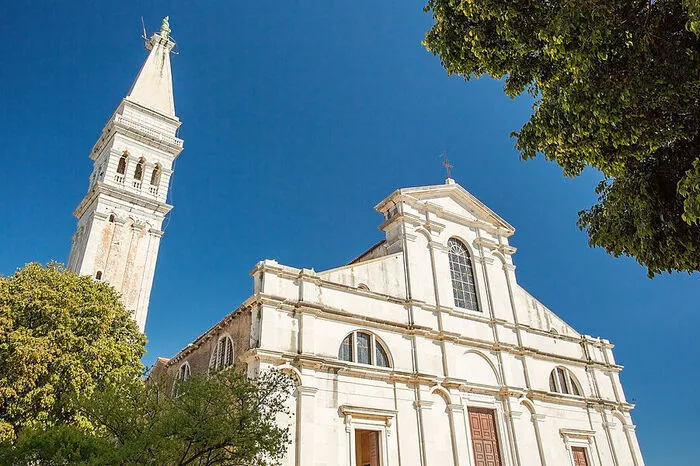 Die St. Euphemia Kirche der Stadt wird als eines der schönsten Vorzeigeobjekte der barocken Epoche in Istrien beschrieben. St. Euphemia ist die Patronin Rovinjs. Ihre Gebeine werden in einem Sarkophag in der gleichnamigen Kirche aufbewahrt.