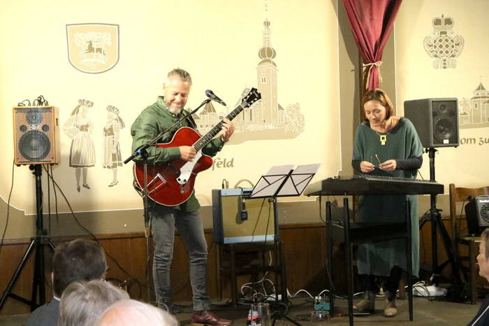 Im Kultursaal von Dietmar und Annette Kogleck gastierte das Duo „Lila House“ mit seinem neuesten Programm „Ois oda nix“. 
