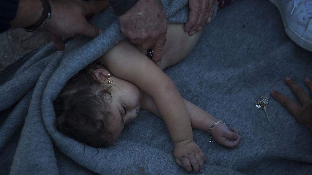 Ärzte versuchen, ein lebloses Baby wiederzubeleben