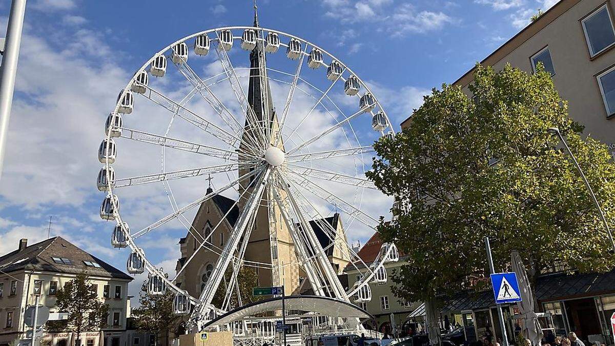 Das Riesenrad ist 50 Meter hoch