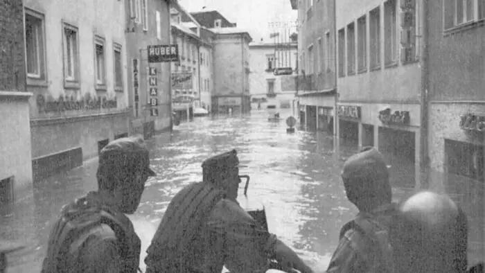 Die Rettungskräfte waren mit Booten im Einsatz