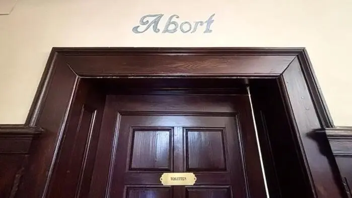 Oben steht Abort und unten nun auch Toiletten