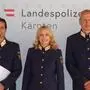Chefinspektor Michael Krumpl (li.) und Robert Hinterlaßnig (re.) bei der übergabe des Bestellungsdekrets von Landespolizeidirektorin Michaela Kohlweiß