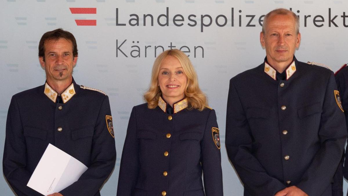 Chefinspektor Michael Krumpl (li.) und Robert Hinterlaßnig (re.) bei der übergabe des Bestellungsdekrets von Landespolizeidirektorin Michaela Kohlweiß