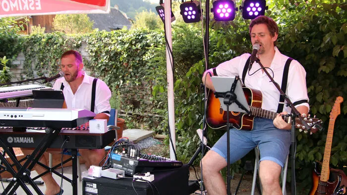 Mit Austropop-Klassikern und Schlager-Hits unterhielten "Novak &amp; Raimann" am Freitag im Schlossbad Bärnbach.