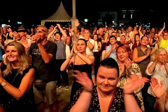 Ausgelassene Stimmung am Hauptplatz von Fürstenfeld.