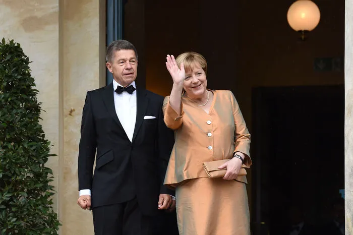 Hier winkt sie an der Seite ihres Mannes Joachim Sauer den Fotografen zu.