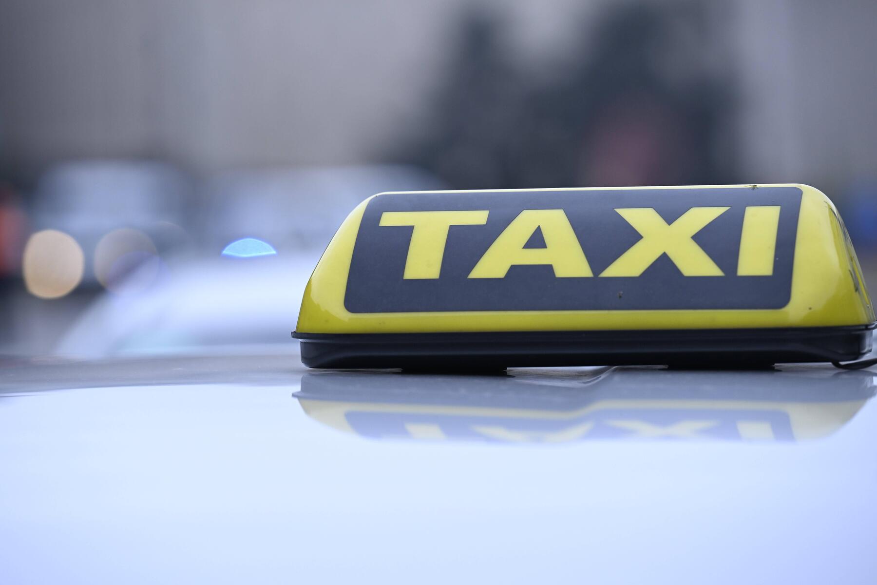 Vier Vorstrafen : 19-Jährige soll zwei Taxi-Fahrten nicht bezahlt und Drogen genommen haben