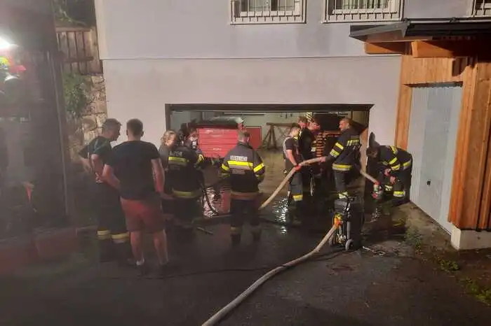 Die Florianijünger beim Auspumpen von Kellern in Ardning