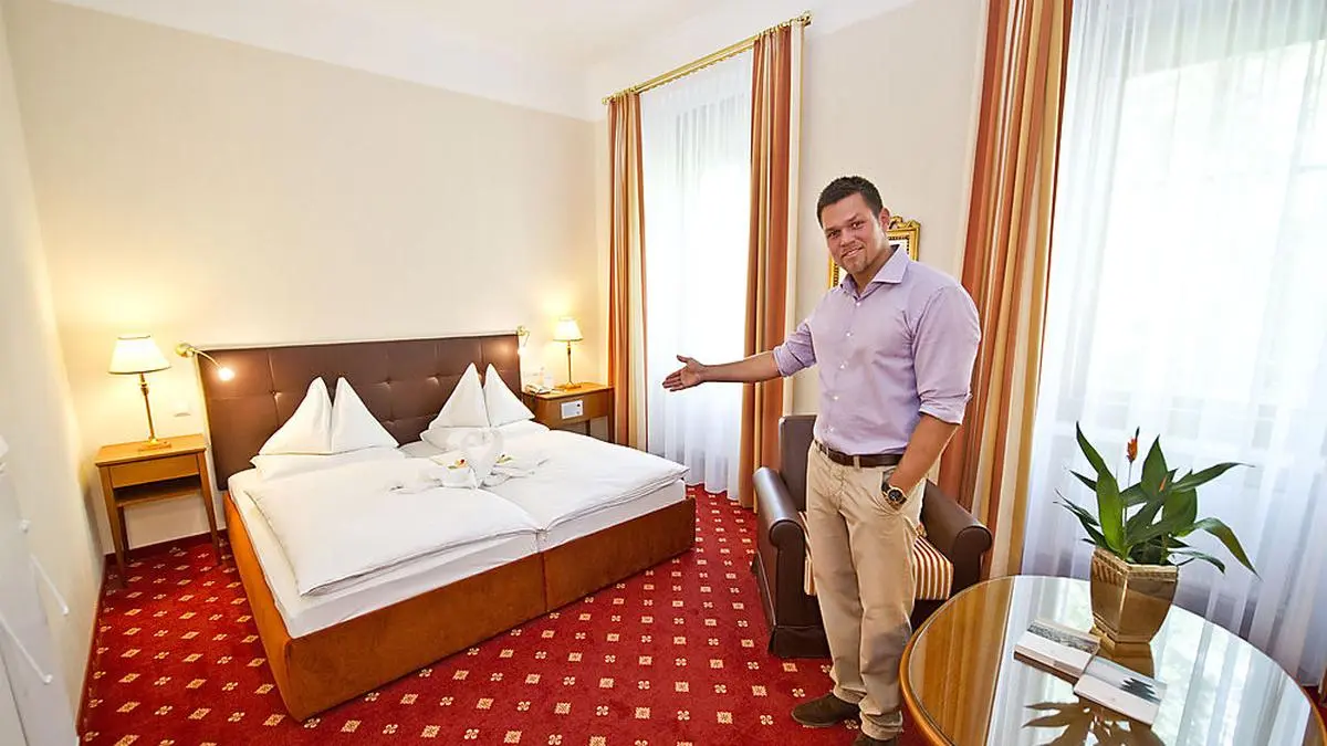 Bild aus fröhlicheren Zeiten: Hausherr Philipp Florian bei einem Rundgang durch das Parkhotel