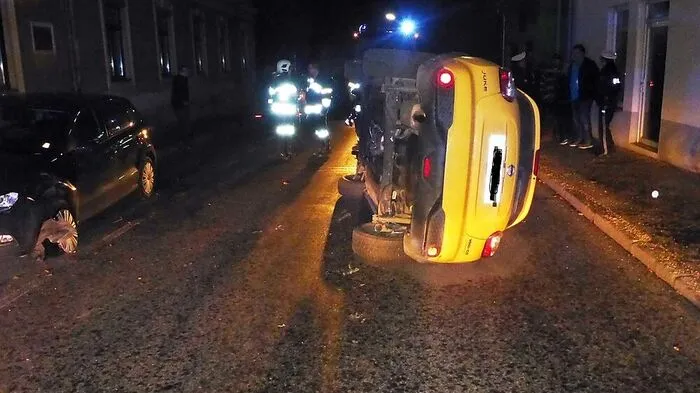 Die Einsatzkräfte der FF Leoben-Göss konnten den Wagen händisch wieder auf die Räder stellen