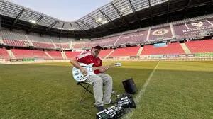 Das Geisterspiel: Michael Schimpl (49) füllte das Wörthersee-Stadion mit sphärischen Klängen. Die wahre Magie des Moments: Die Ränge blieben leer