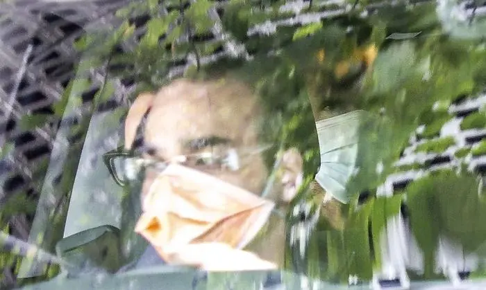 Novak Djokovic (im Hintergrund) verlässt das Abschiebe-Hotel in Melbourne