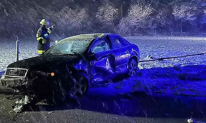 Die Feuerwehr barg den Unfallwagen 