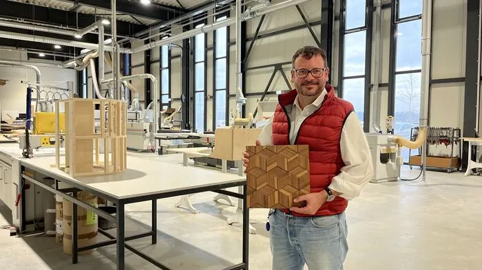 Geschäftsführer Johannes Messner mit einem Musterstück für eine Badezimmerverkleidung.