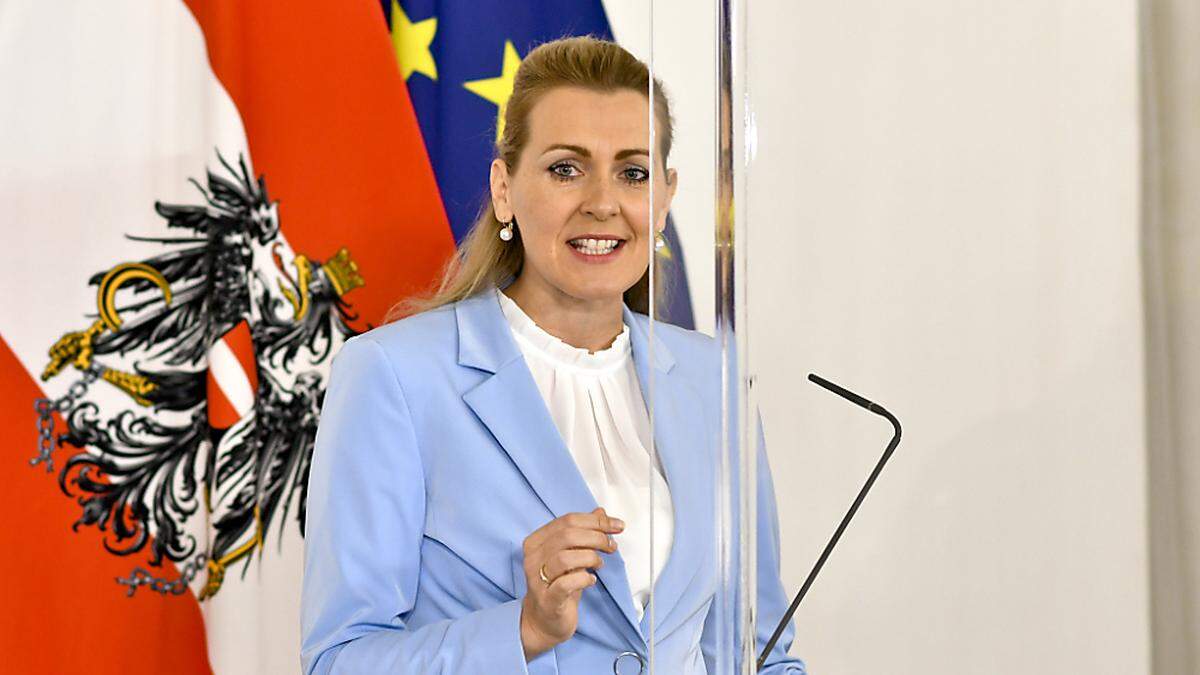 Christine Aschbacher trat Anfang 2021 nach Plagiatsvorwürfen zurück. 