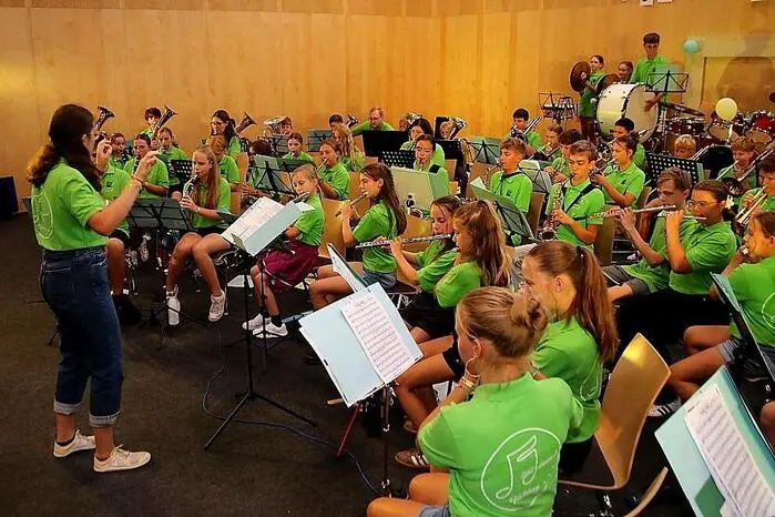 Bestens betreut von der Jugendreferentin Nadine Tauber und ihrer Stellvertreterin Bernadette Planner übten die Nachwuchsmusiker unter der musikalischen Anleitung von Isabella Maier, Sabine Münzer, Victoria Pesserl, Daniel Maier, Simon Probst, Manuel Tauber sowie den beiden Jugendreferentinnen auf ihren Holz- und Blechblasinstrumenten sowie am Schlagwerk.
