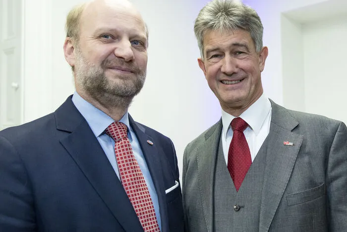 Infineon-Manager Stefan Rohringer und TU-Rektor Harald Kainz
