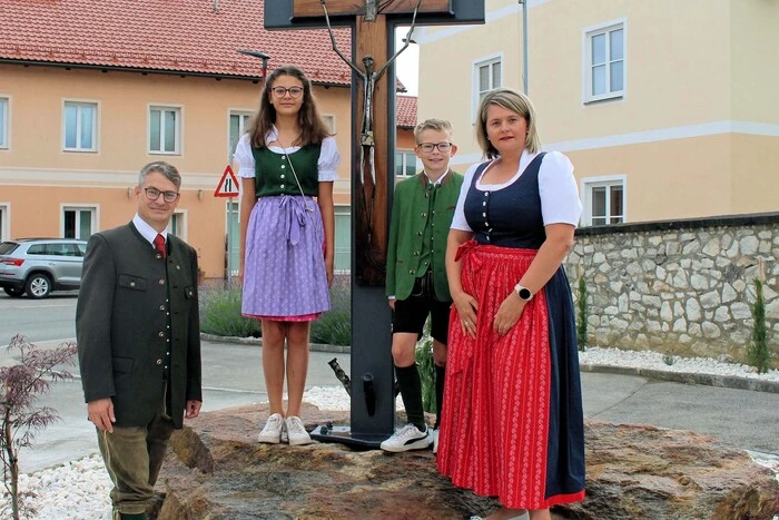 Dankbar die Familie des verstorbenen Gründungsobmannes Manfred Probst, vor der Gedenkstätte. 
