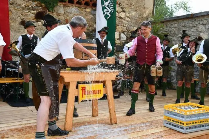 Nach dem Bieranstich mit den Bürgermeistern Schmidhofer und Brunner klang der Abend mit einem Sonnwendfeuer festlich aus.