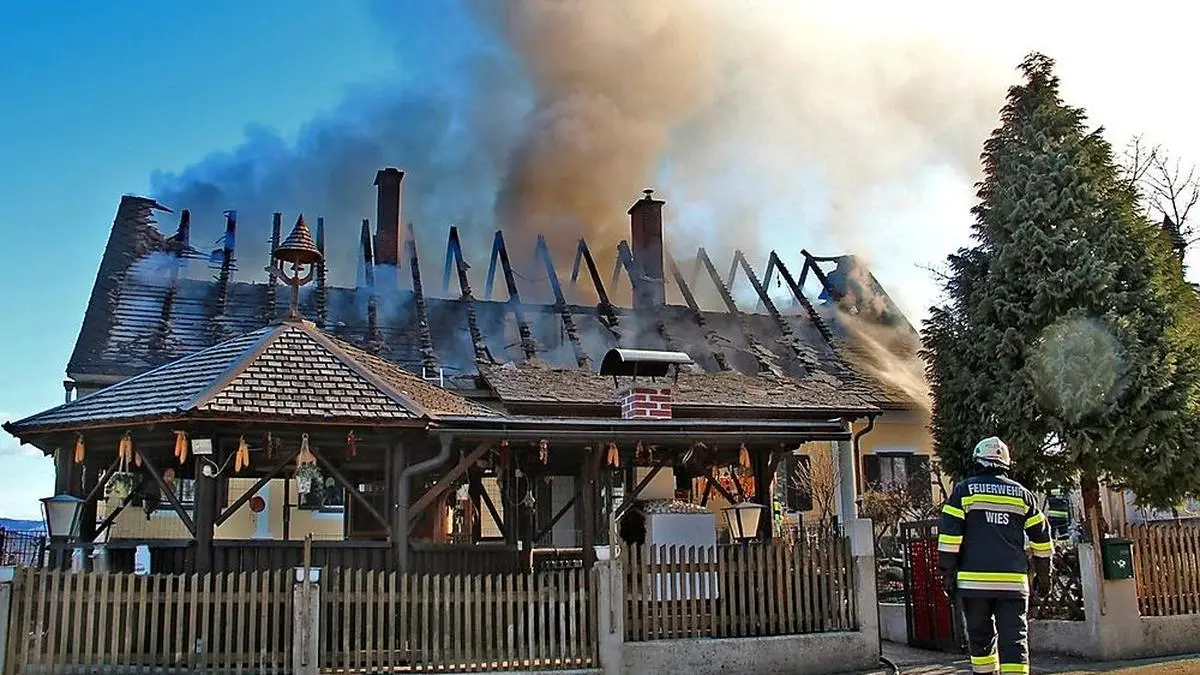 Beim Eintreffen der Einsatzkräfte war der Dachstuhl völlig abgebrannt