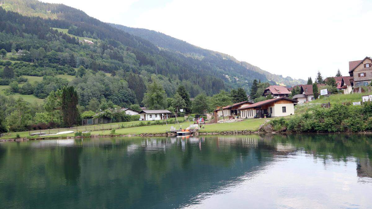 Der Brennsee hält mit 134 Zentimetern (Stand 28. Juli) den tiefsten Wasserstand seit Jahren