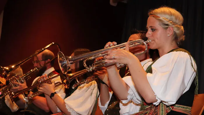 Die „Feuerwehr Trachtenkapelle Zedlitzdorf“ unter ihrem Kapellmeister Robert Hofer und der Obfrau Julia Dörfler veranstalteten im Kultursaal in Gnesau wieder das traditionelle „Jahreskonzert“. Durch das bunte Programm führte Anita Possarnig.
