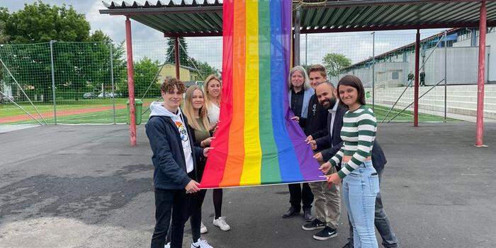 Die Schülerinnen und Schüler des MS BG BRG Klusemann haben eine Regenbogenfahne aufgezogen
