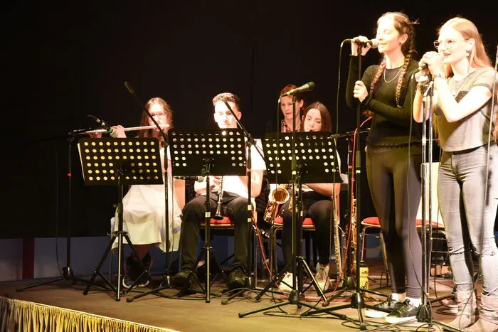 Elton John, Ed Sheeran, ABBA, Christina Aguilera, Demi Lovato, Celine Dion, die Beatles, Billie Eilish, Pink, Michael Jackson, Eminem, Olivia Rodrigo, AC/DC, Elvis und Freddie Mercury gaben sich ein Stell-dich-ein und sorgten mit Greenday, STS, zünftiger Volksmusik und betörenden Stimmen für eine tolle Stimmung.