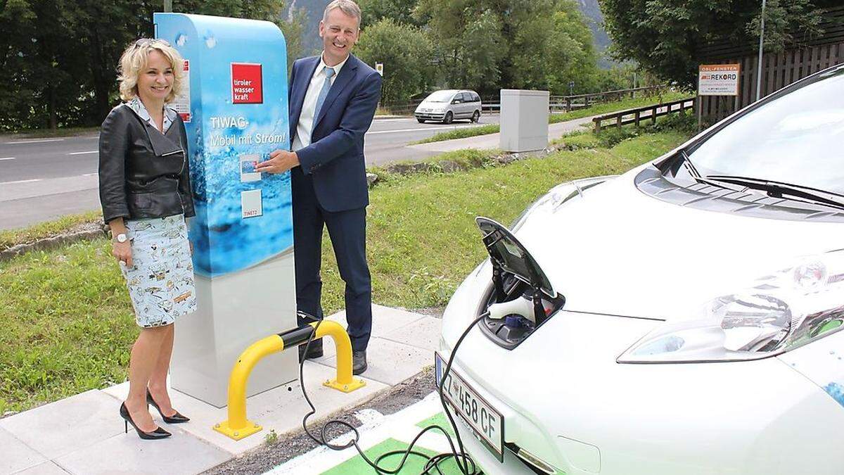 Elisabeth Blanik und Tiwag-Vorstandsvorsitzender Erich Entstrasser freuen sich über die E-Tankstelle