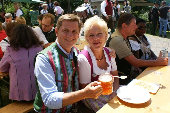 Im Zeichen der Wohltätigkeit wurde über den Dächern mit zahlreichen Gästen gemeinsam gefeiert. Im Mittelpunkt dieser Veranstaltung steht der Wille zu helfen. Mit den traditionellen drei Kanonenschüssen wurde um 11 Uhr der Kirchtag auf der Leobener Massenburg eröffnet.