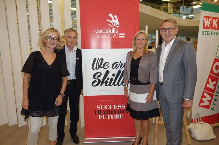 Hausherr Wirtschaftskammer-Präsident Josef Herk (r.) unterstrich wie SP-Nationalratsabgeordnete Verena Nussbaum (2.v.r.) und VP-Landtagsabgeordnete Alexandra Pichler-Jessenko (l.) die Chancen von dualer Ausbildung mit Lehre und Matura, die auch im NAZ Eisenerz angeboten wird, wie NAZ-Geschäftsführer Christian Schwarz (2.v.l.) betonte.