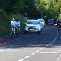 Radfahrer und Autofahrer auf engsten Raum im Rahmen des Pilotprojektes in Auen