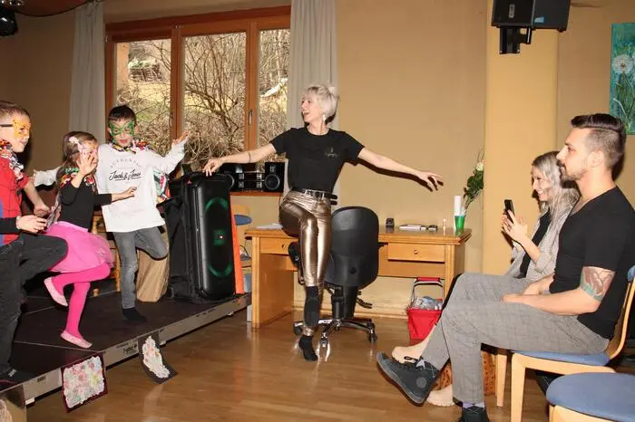 Mit einer schwungvollen Show begeisterten die Kinder am letzten Tag die anwesenden Familienangehörigen und bewiesen eindrucksvoll ihr schauspielerisches Talent. 