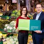 Susanne Winter, Greenpeace, und Lukas Wiesmüller, Nachhaltigkeitschef von Interspar