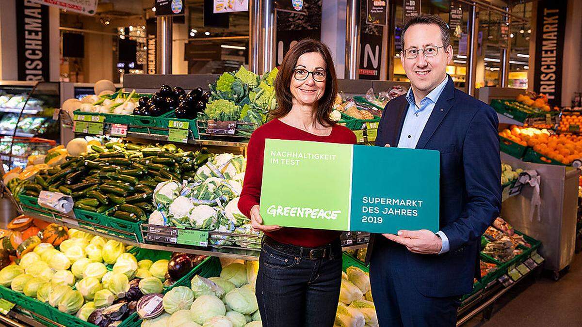 Susanne Winter, Greenpeace, und Lukas Wiesmüller, Nachhaltigkeitschef von Interspar