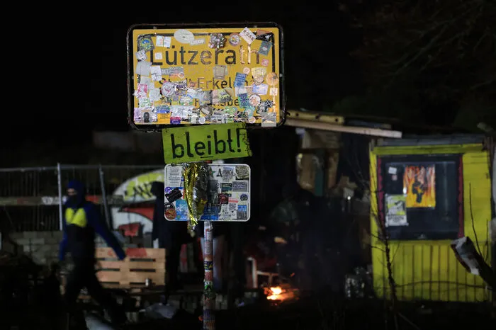 Der Energiekonzern RWE will den neben Lützerath benachbarten Tagebau Garzweiler ausdehnen und die unter dem Ort liegende Kohle abbauen, wozu das von den früheren Bewohnerinnen und Bewohnern verlassene Dorf abgerissen werden muss