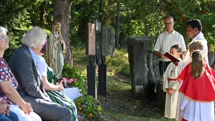 Mit der Heiligen Messe, zelebriert von Charles Deekollu stimmten sich die Gäste auf den anspruchsvollen Festtag ein. 