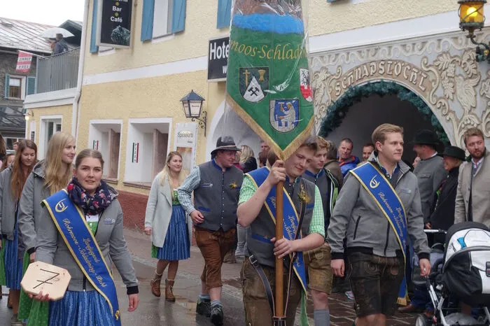 Die Landjugend Schladming-Rohrmoos-Pichl mit ihrer neuen Fahne