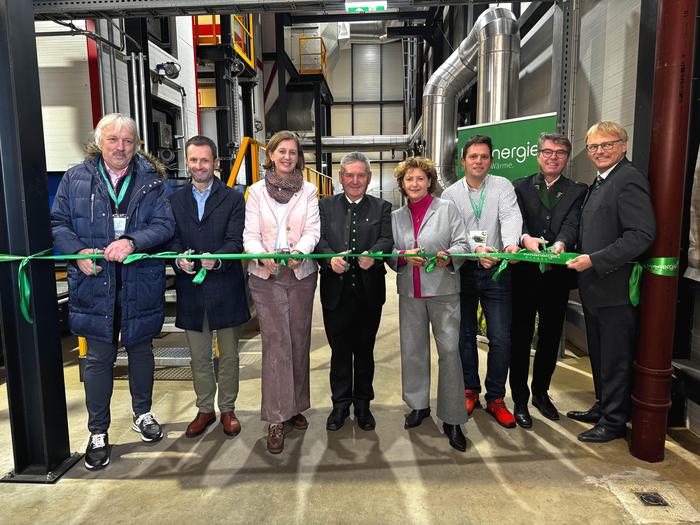 Bei der feierlichen Eröffnung des Bioenergie-Heizwerks in Lannach waren unter anderem Landesrätin Barbara Eibinger-Miedl 3. v.l.), Landesrätin Ursula Lackner (4. v.r.) und Bürgermeister Josef Niggas (4. v.l.) anwesend