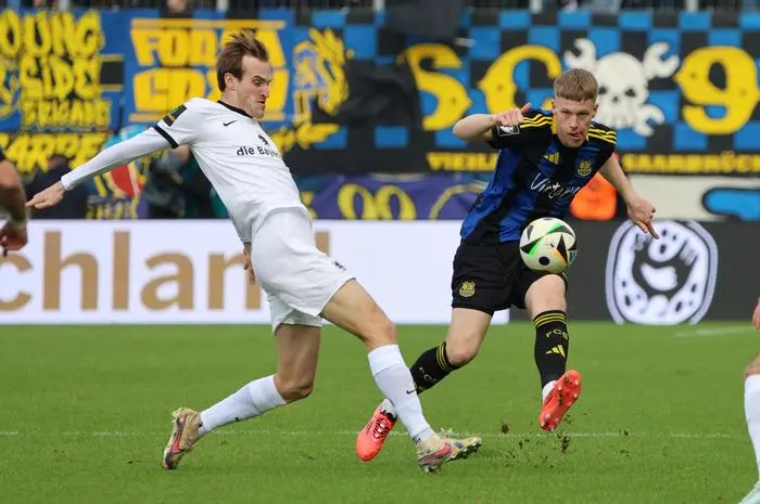 18.01.2025, Fussball, Herren, 3. Liga, Saison 2024/2025, 1. FC Saarbrücken - TSV 1860 München, Joel Bichsel 1. FC Saarbruecken, Fabian Schubert TSV 1860 Muenchen Saarbrücken Ludwigsparkstadion Saarland Deutschland DE *** 18 01 2025, Football, Men, 3 League, Season 2024 2025, 1 FC Saarbrücken TSV 1860 München, Joel Bichsel 1 FC Saarbruecken , Fabian Schubert TSV 1860 Muenchen Saarbrücken Ludwigsparkstadion Saarland Germany EN Copyright: xSebastianxBachx